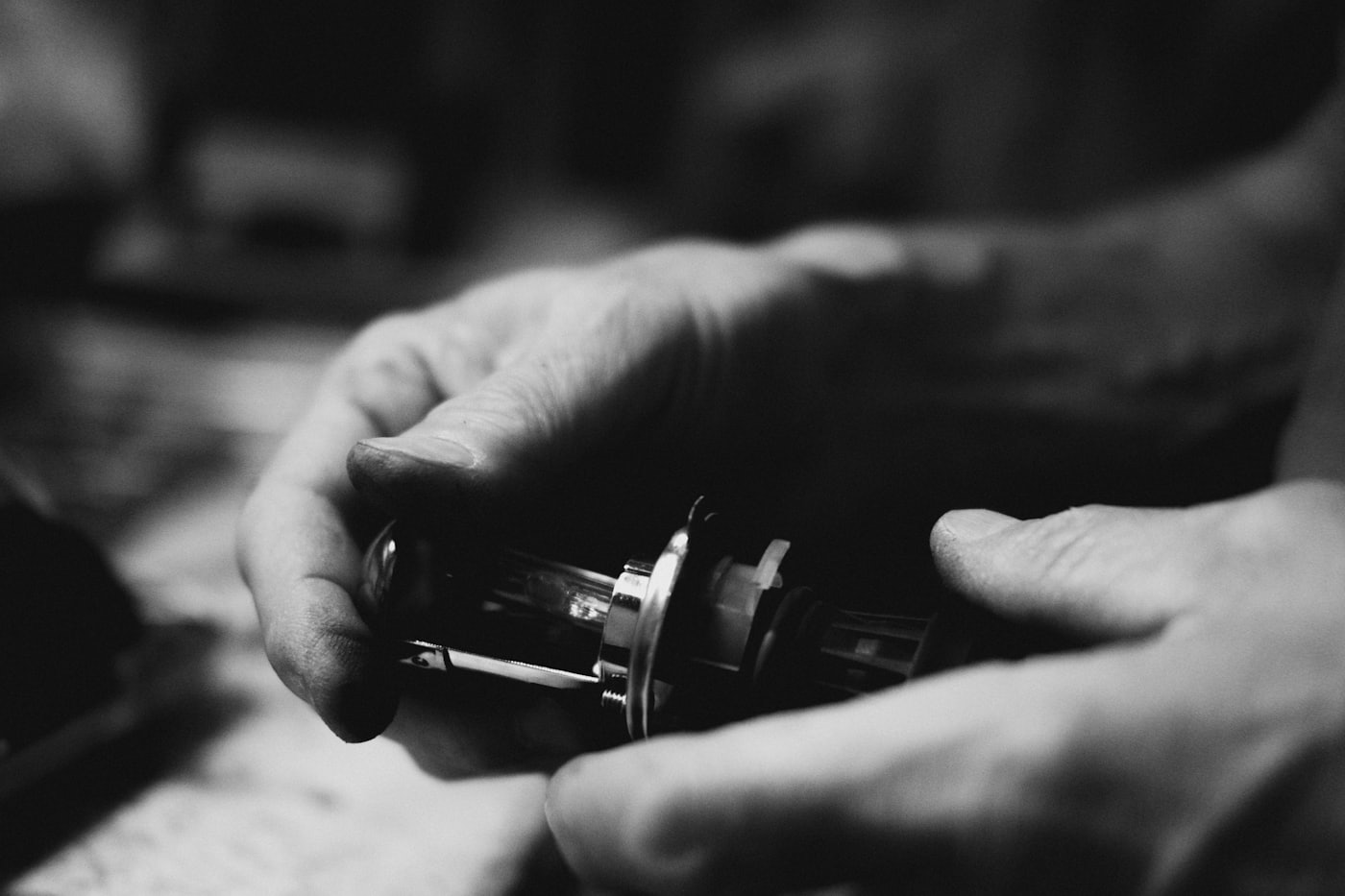 Hand met gereedschap, zwart-witopname