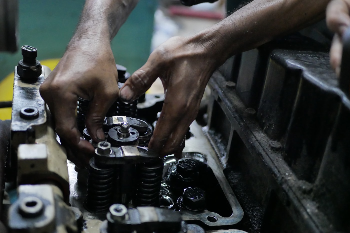 Handen die aan mechanische onderdelen werken