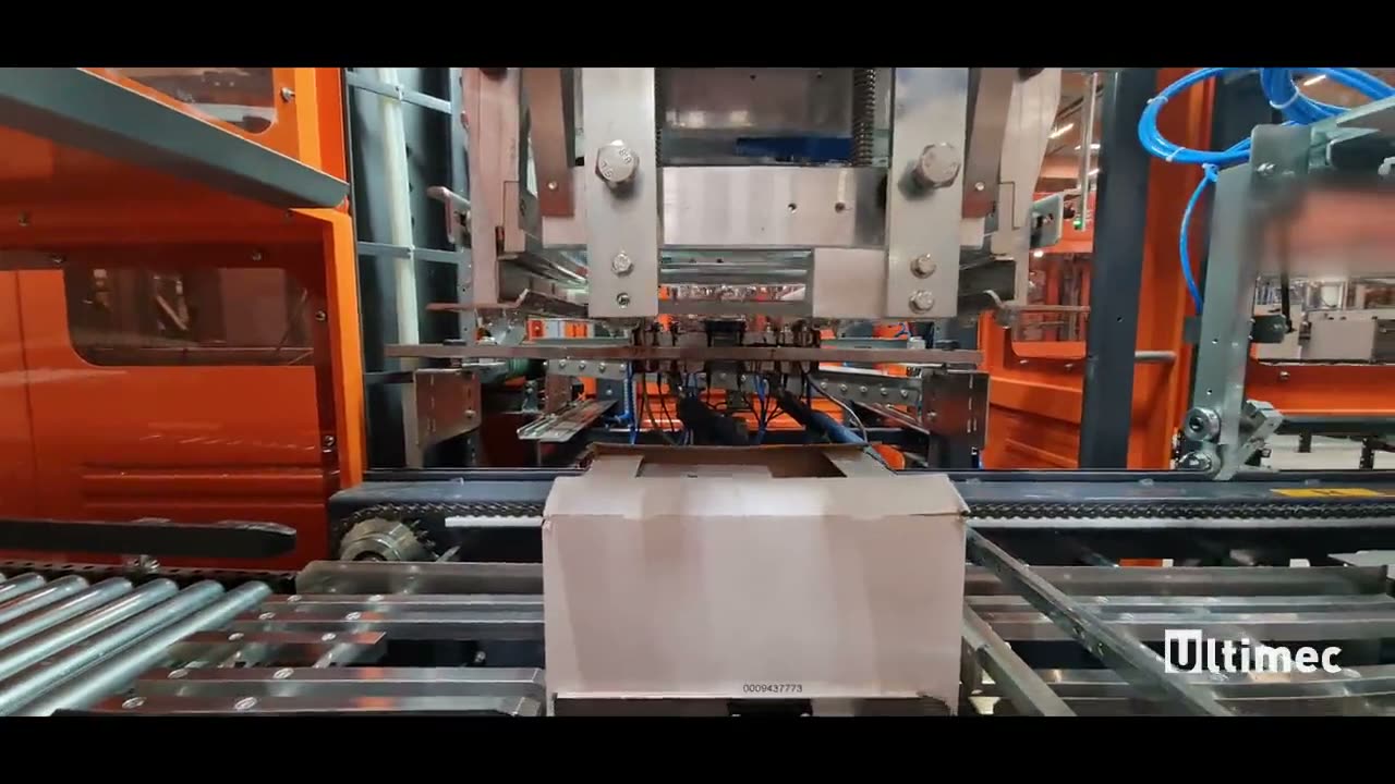 Een kartonnen doos wordt op maat gesloten terwijl hij over de rollenbaan door de machine gaat.