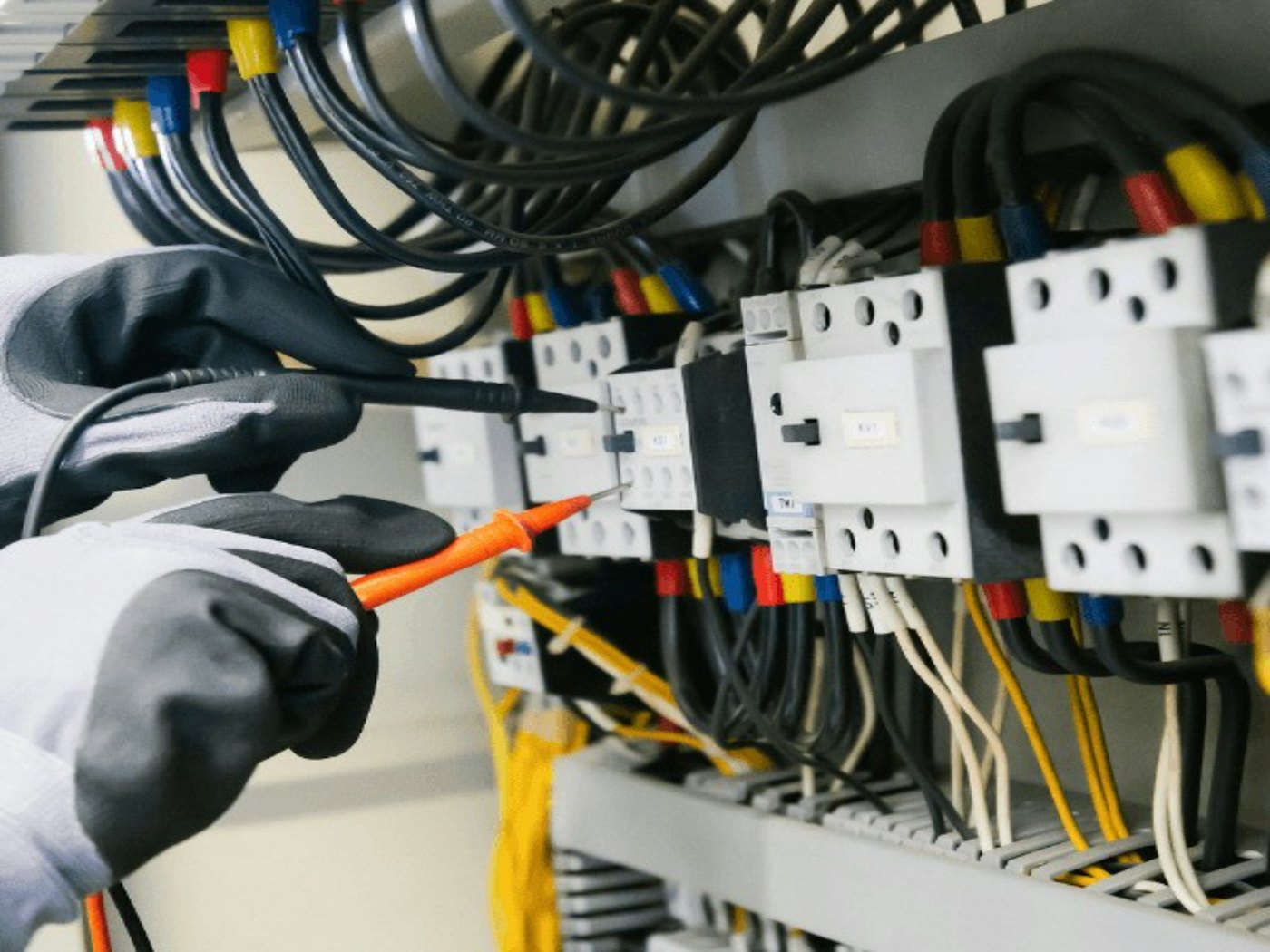 Meting met een multimeter in een schakelkast